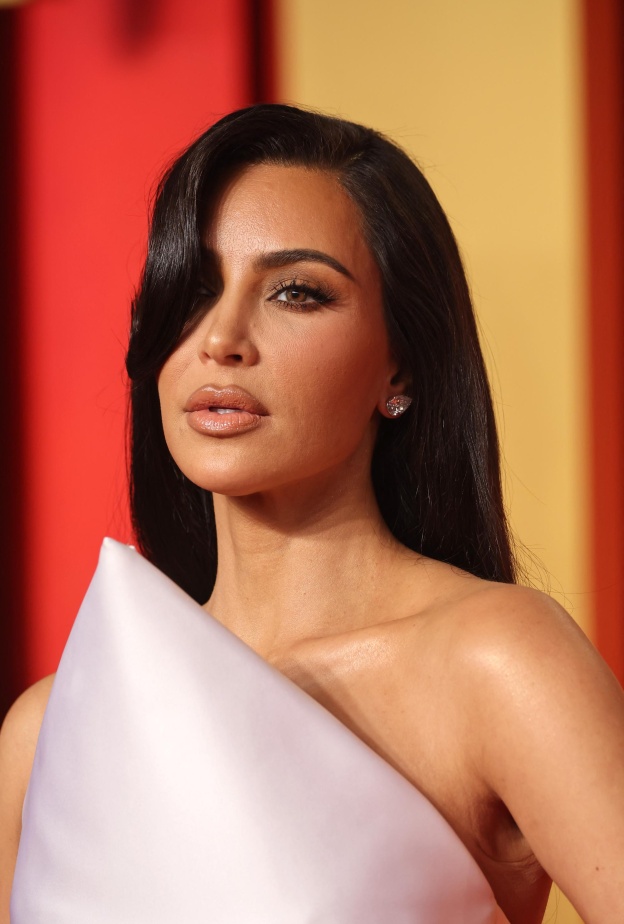 إطلالة kim kardashian بمكياج برونزي ساحر