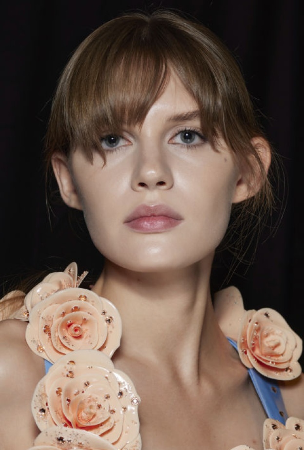 انثري بهجة الربيع على إطلالة والدتك بهدايا العطور بنفحات الورود..إليك خياراتنا المجرّبة