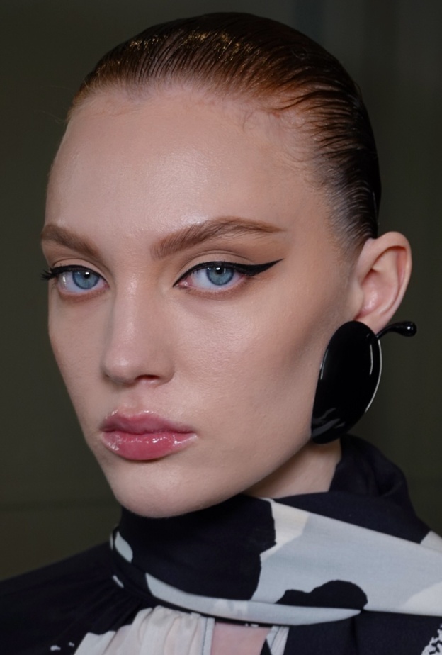 خلف كواليس عرض Nina Ricci لخريف 2024 في باريس.. صيحات جمالية حملت توقيع شارلوت تيلبوري