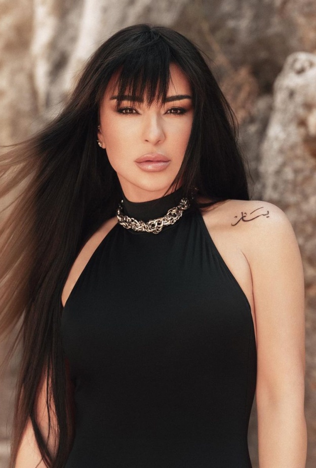 تسريحات شعر منسدلة مع الغرة الأمامية الطويلة بأسلوب ماغي بو غصن