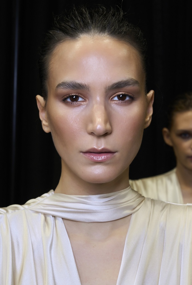 مستحضرات لتجديد مكياجك في فترات النهار