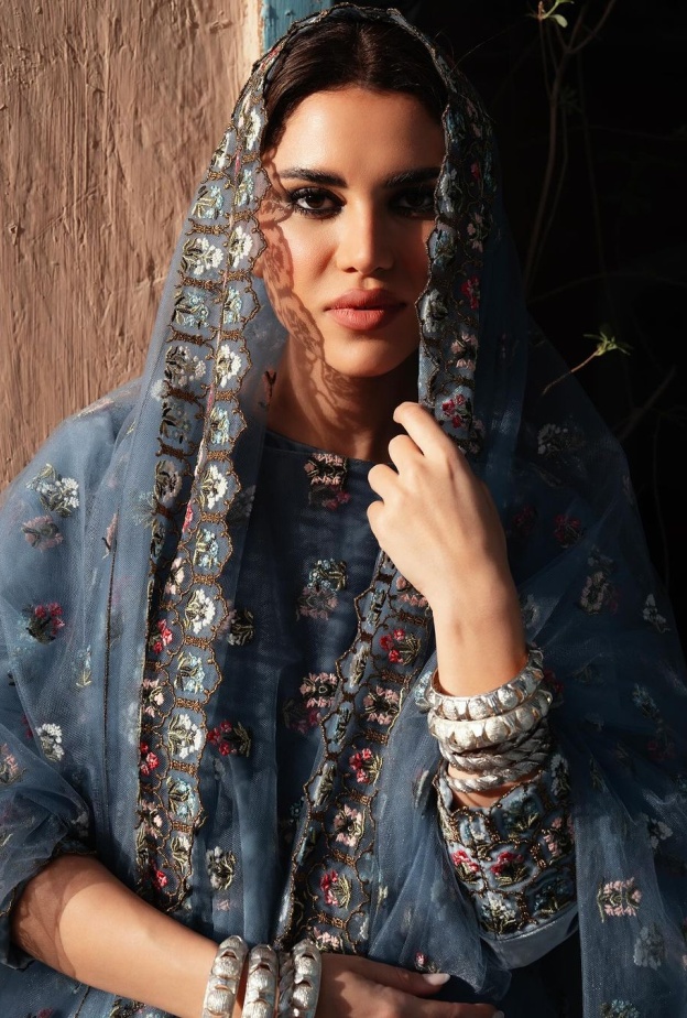 أكملي اطلالتك الشرقية بعطور العود - صورة من انستغرام نجود الرميحي