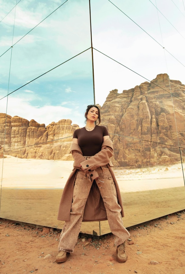 إطلالات تناسب الطبيعة الصحراوية الساحرة من وحي النجمات 