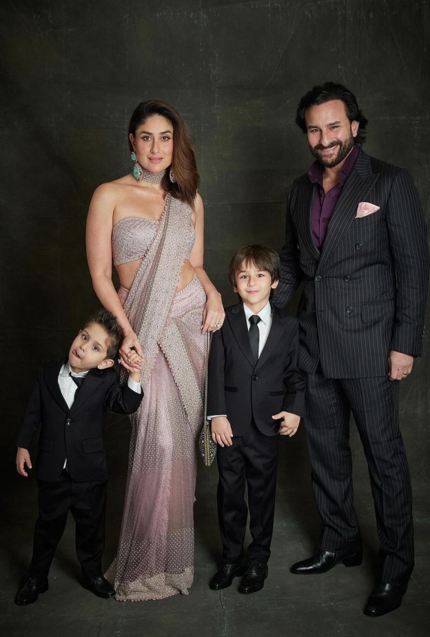 سيف علي خان مع عائلته