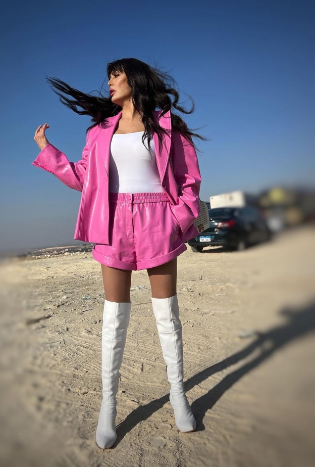 إطلالات غادة عبد الرازق في مسلسل "صيد العقارب" ...الأزياء الجلدية تسيطر على مشاهدها