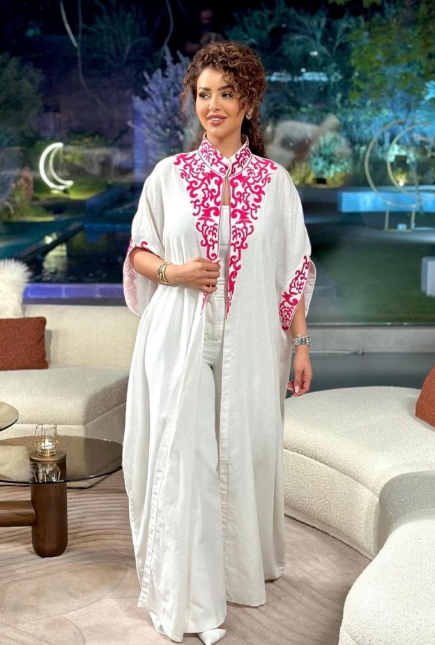 إطلالات النجمات وعاشقات الموضة بستايل العباية المفتوحة في شهر رمضان 2024