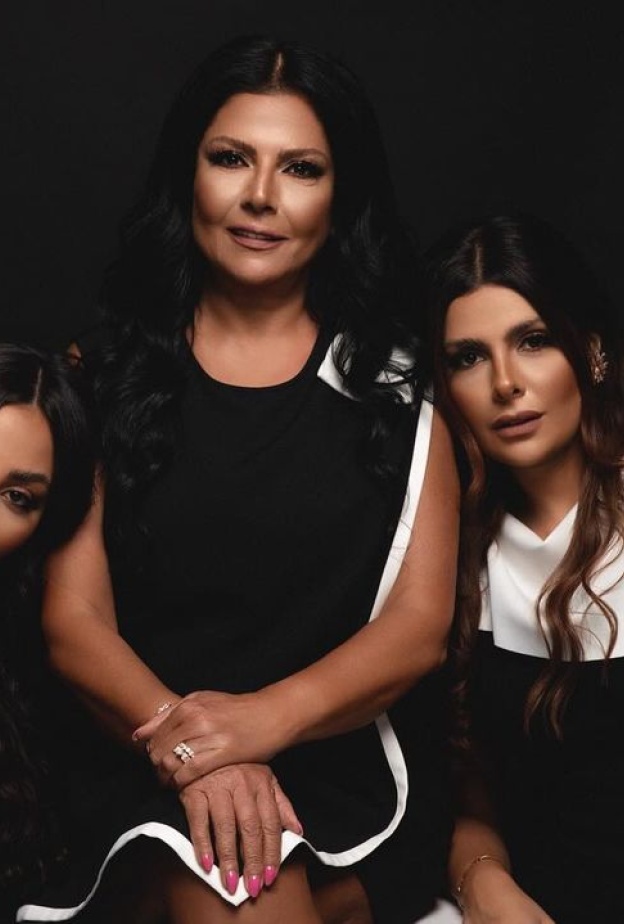 صباح الجزائري مع ابنتيها