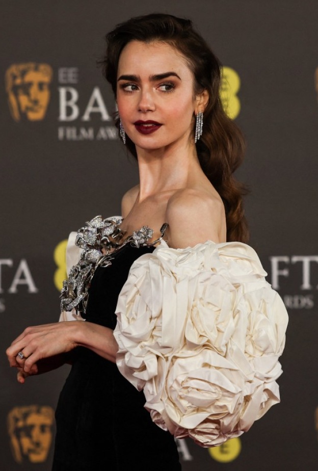 ليلي كولينز