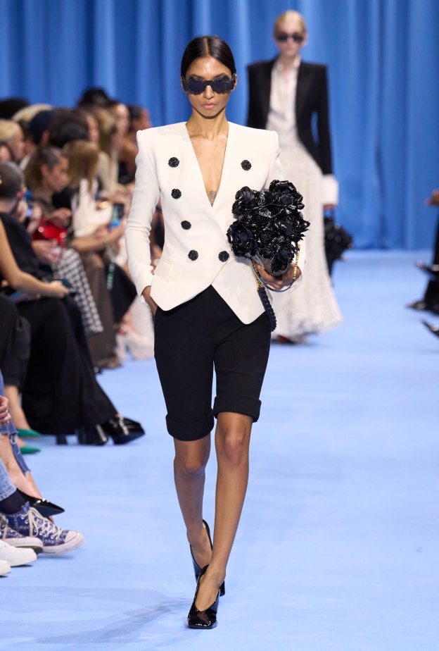 الأسود مع الأبيض المزيج المثالي للأناقة في صيف 2024