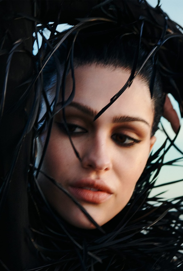 عارضة الأزياء Amelia Gray