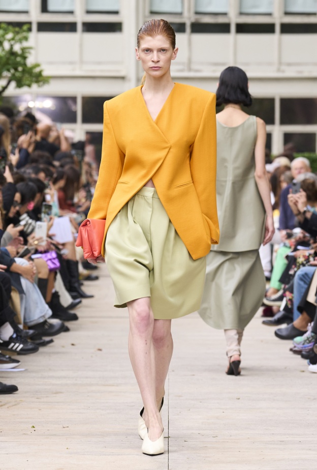 موضة البرمودا العصرية مع البلايزر صيحة إستثنائية لإطلالاتك اليومية