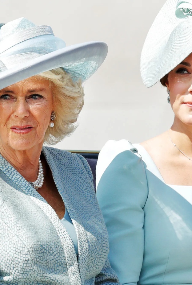 الملكة كاميلا تحمل هدية مؤثرة إلى أميرة ويلز كيت ميدلتون