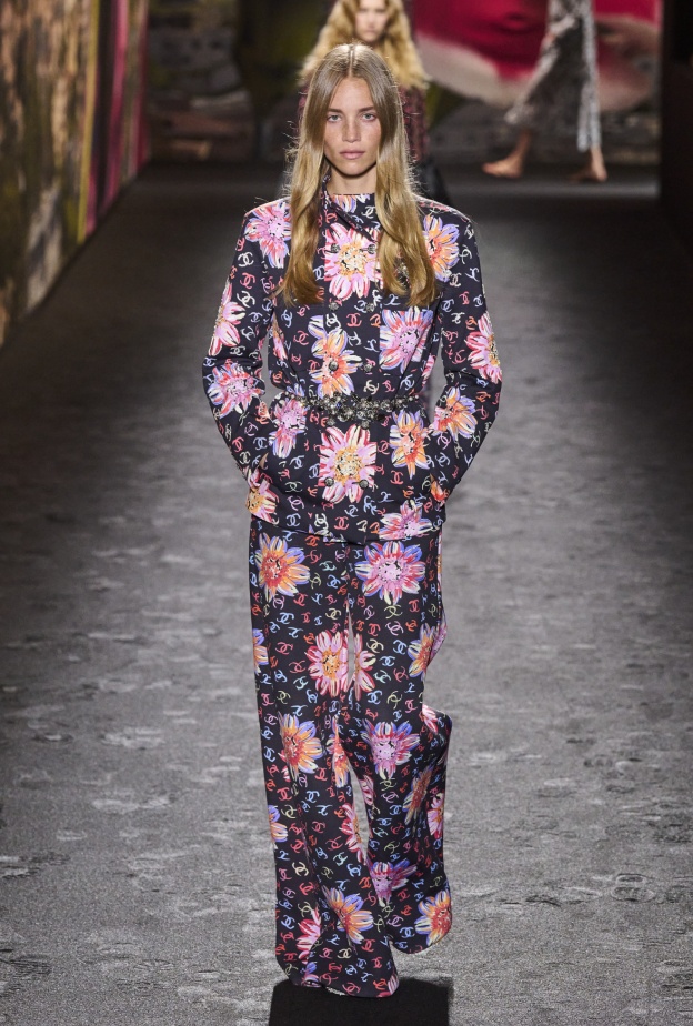 إطلالة من CHANEL