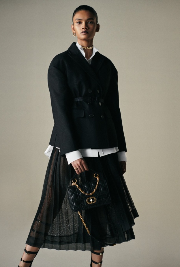 "ديور" Dior تكشف النقاب عن حقيبة "ديور جولي" الجديدة