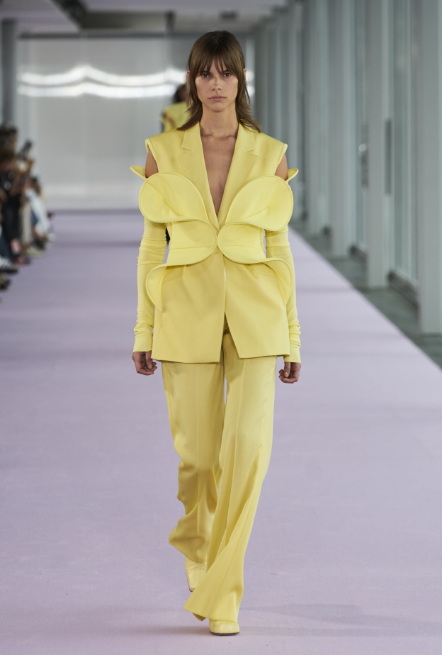 البدلات الصفراء تتصدّر أجدد صيحات الموضة المنتظرة في عيد الأم 2024