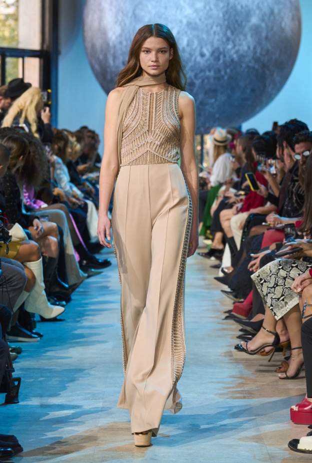 موديل جمبسوت من Elie Saab 