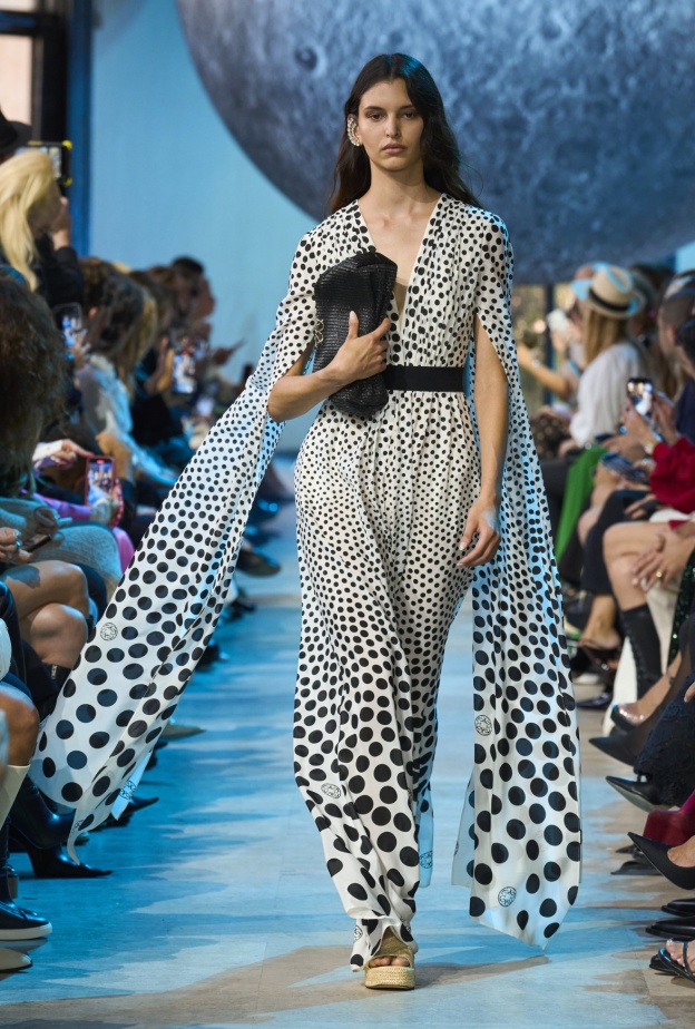 موضة البولكا دوت تتحول إلى قطع أساسية في ربيع 2024