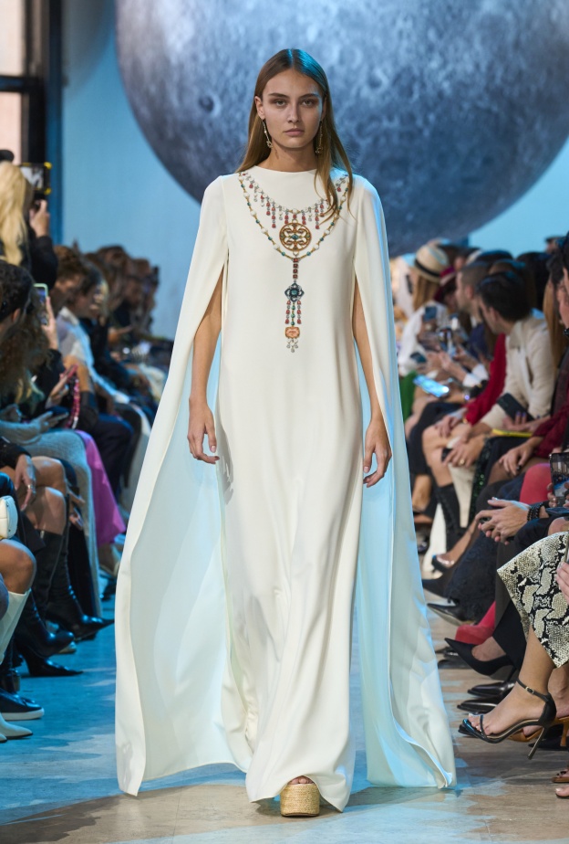 إطلالة من Elie Saab