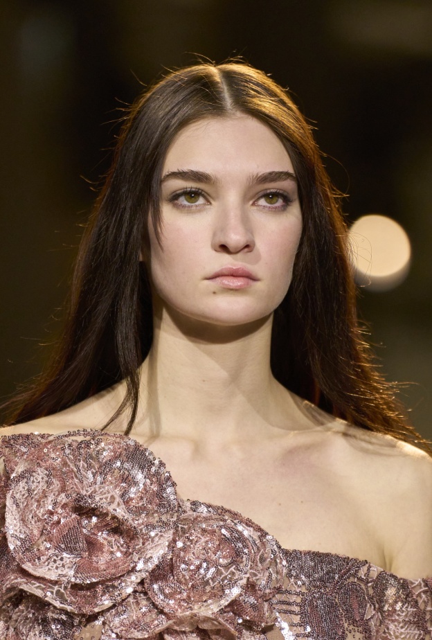 تسريحات شعر لا تزول موضتها سيطرت على عروض الموضة في باريس لخريف وشتاء 2024-2025