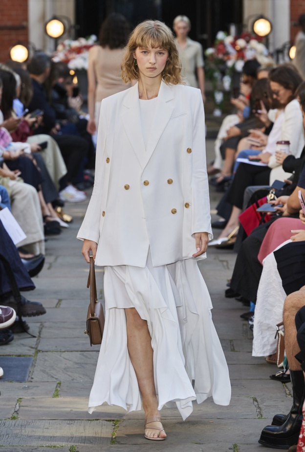 أخطفي الأضواء بموضة البلايزر العصرية مع الأزرار