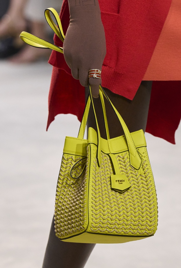 حقائب يد صفراء مربّعة لتشعي أنوثة في الربيع