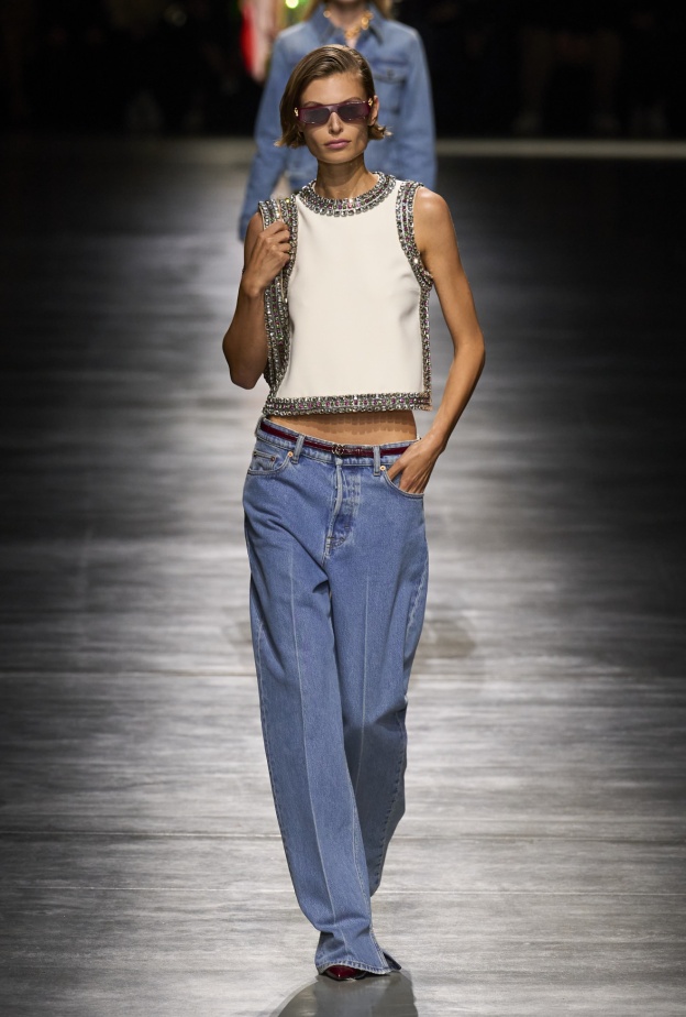 تعددت الأسباب والجينز العريض بقي واحدًا من أبرز صيحات الموضة في صيف 2024