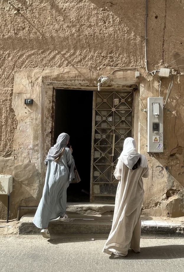 تعرفوا على القيّمتين الفنيتين لمعرض نبيل فانوس.. سارة العيسى ونجود السديري