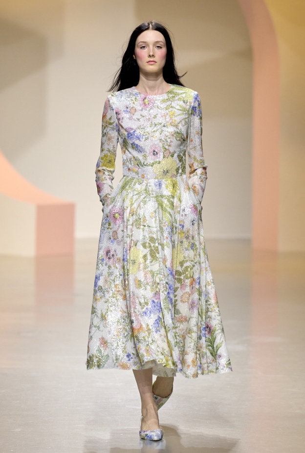 أفكار غير تقليدية لتتألقي بموضة الفساتين المنقوشة والمطبعة بالورود