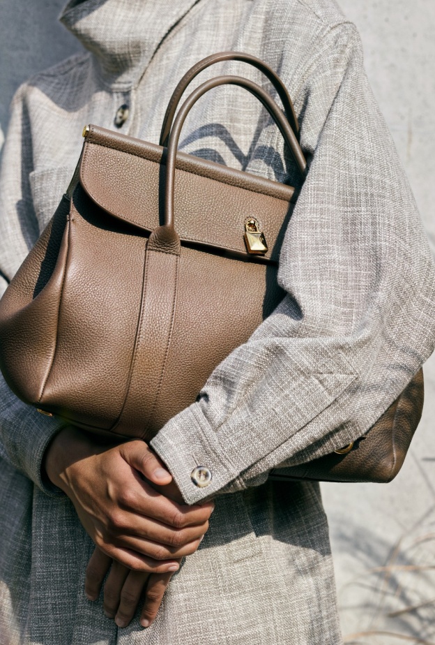 روعة الفخامة: حقيبة  The Loom bagمن Loro Piana