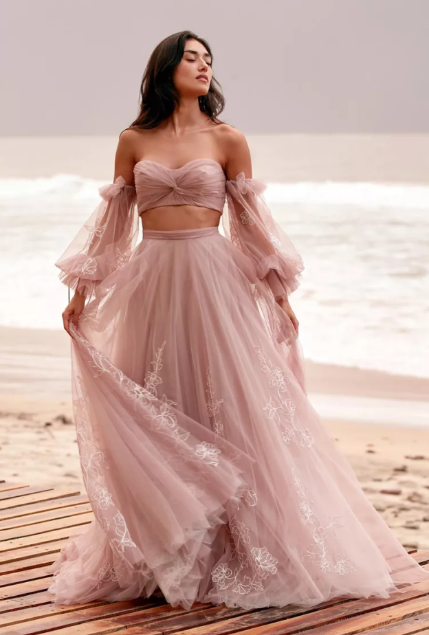 فستان زفاف ملوّن من دار Willowby لعام 2022