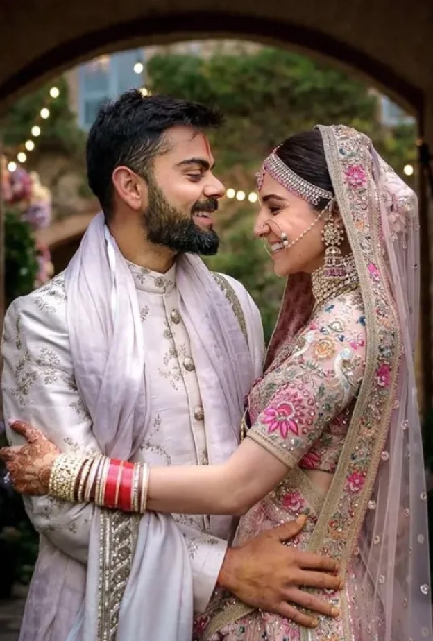 أنوشكا شارما في يوم زفافها بالساري الهندي
