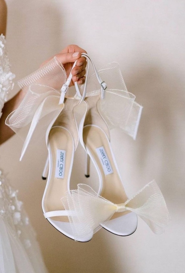 أحذية عروس مزينة بالفيونكات