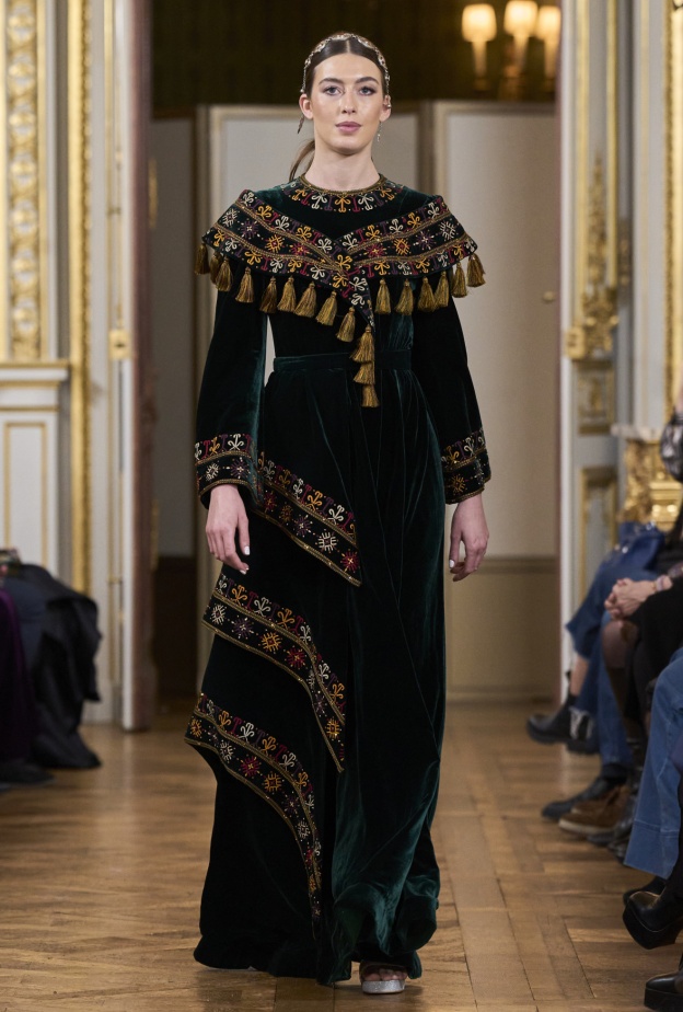 إطلالات رمضان 2024 تبرز بالتفاصيل والزخرفات مع الفساتين المحتشمة