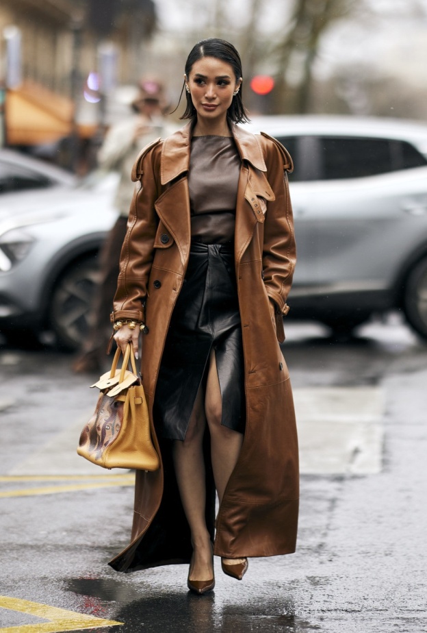 أناقة المعاطف في شوارع باريس لموسم خريف وشتاء 2024-2025