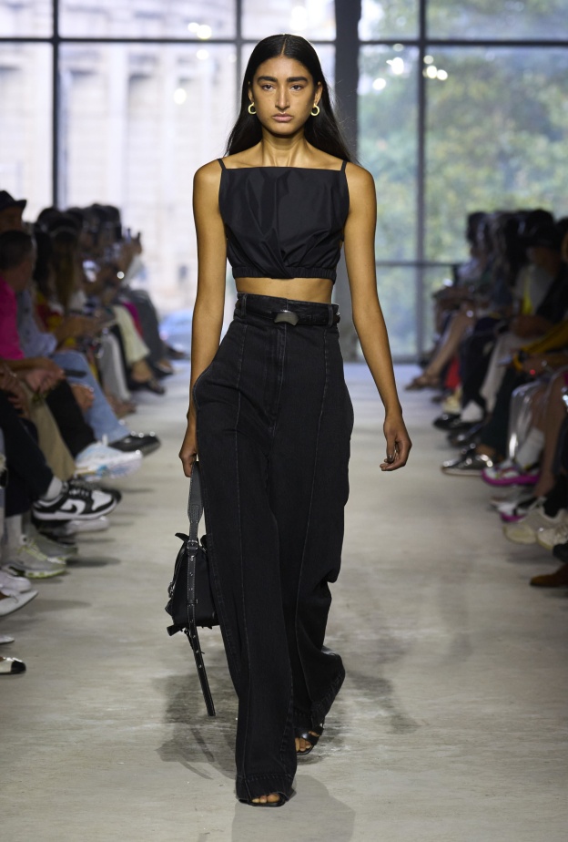 لماذا تفضل النساء تصاميم البناطيل ذات الخصر العالي؟