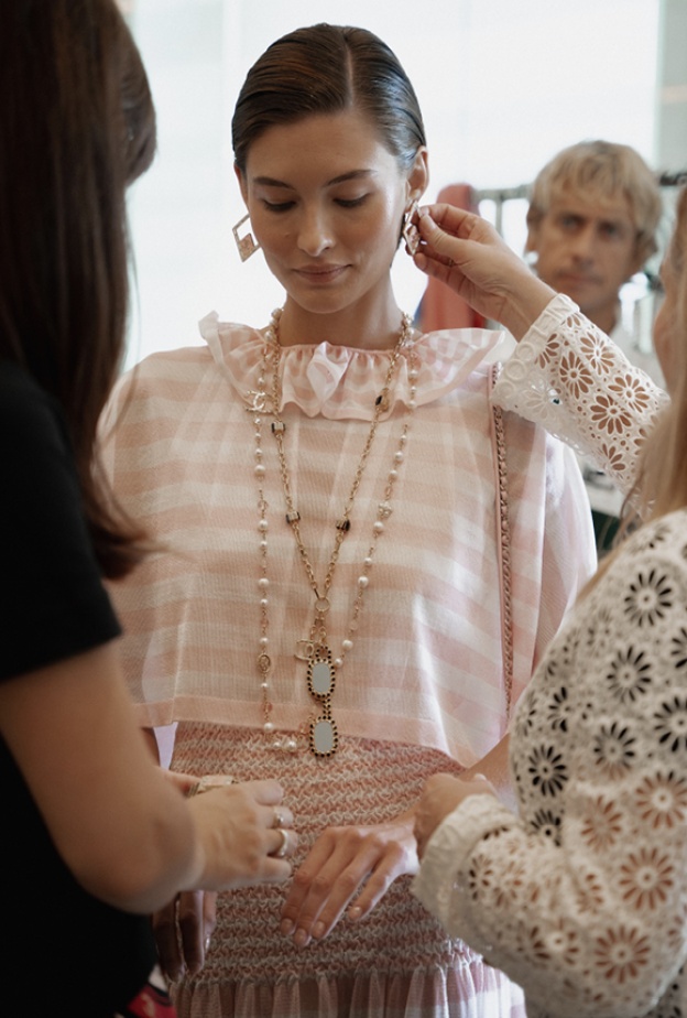 المديرة الإبداعية لدار CHANEL تستكشف جانب الاسترخاء في ظل الفخامة وصرح الرفاهية