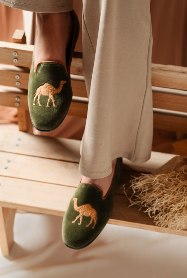 خاص "هي": المصممة السعودية نورا الحارثي تطلق أول مجموعة للأحذية مستوحاة من الإبل العربي 