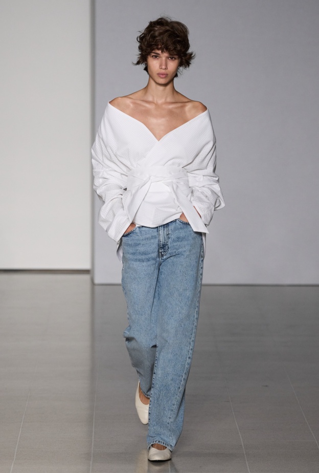 القميص الأبيض مع بنطلون الجينز أبعد ما يكون عن الستايلات الكلاسيكية