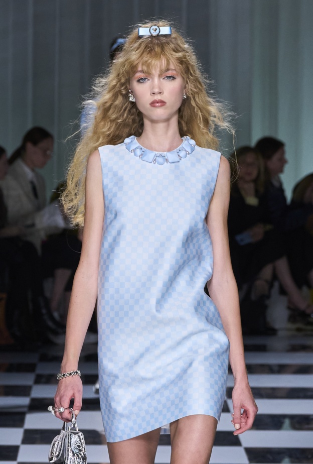 إطلالة ناعمة للمراهقات من Versace 