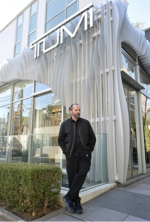 المدير الإبداعي لـ TUMI"فيكتور سانز"