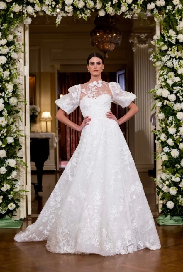 فستان زفاف مطبّع بالكامل بالورود من Nardos