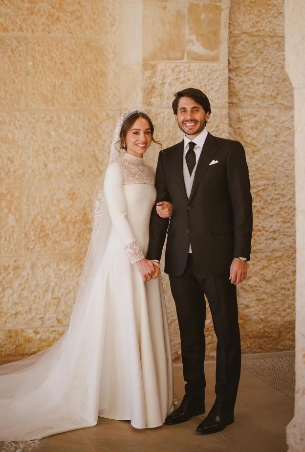 في ذكرى زواج الأميرة إيمان... تذكروا معنا أجمل اللقطات من حفل زفافها وقصة حبها