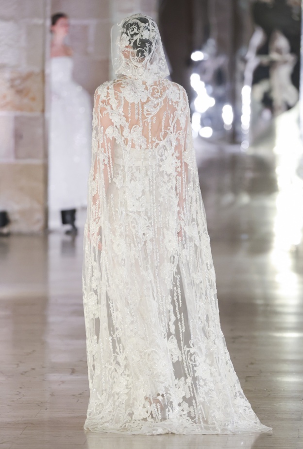 الطرحة بالدانتيل من إيلي صعب لربيع وصيف 2024