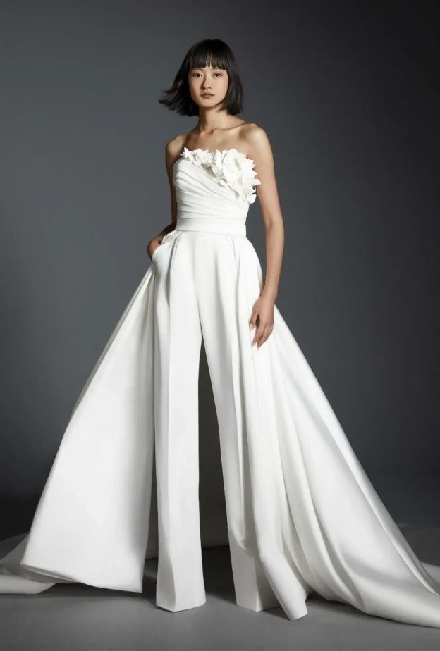 فساتين زفاف ناعمة بعيدة عن التكليف من أشهر المصممين لعروس الخريف