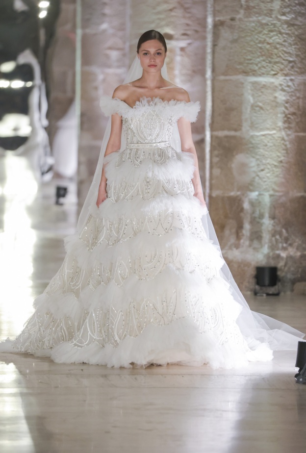 فساتين زفاف أوف شولدر بتصاميم آخاذةلعروس العام