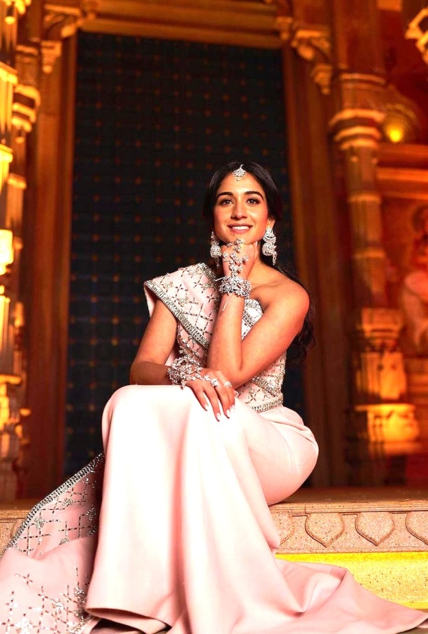 الساري الهندي لإطلالات الزفاف بتوقيع مصممين عالميين