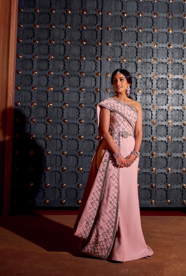 خاص: المصمم محمد آشي يشارك "هي" تفاصيل إطلالة عروس السنة راديكاميرشانت