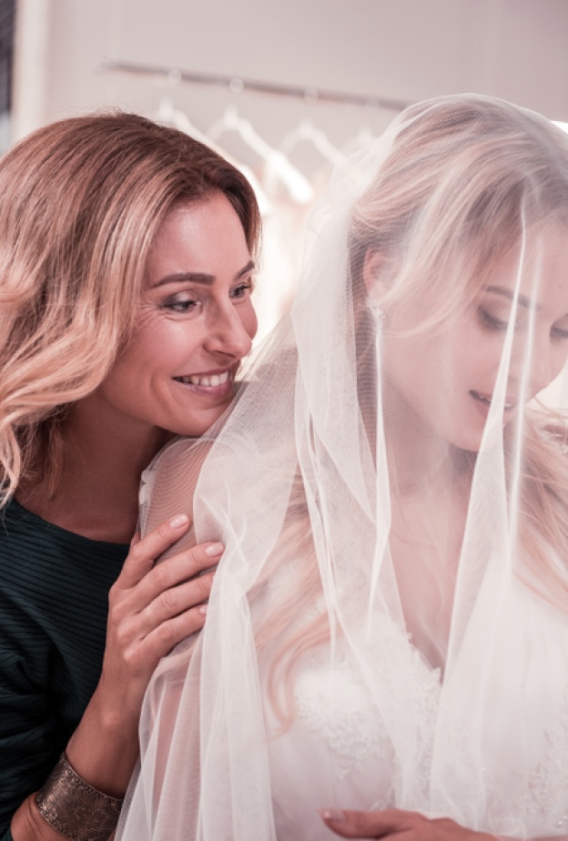 عيد الأم فرصة مميزة للعروس لمناقشة مهماتوالدتها وحماتها في التخطيط لليوم الكبير