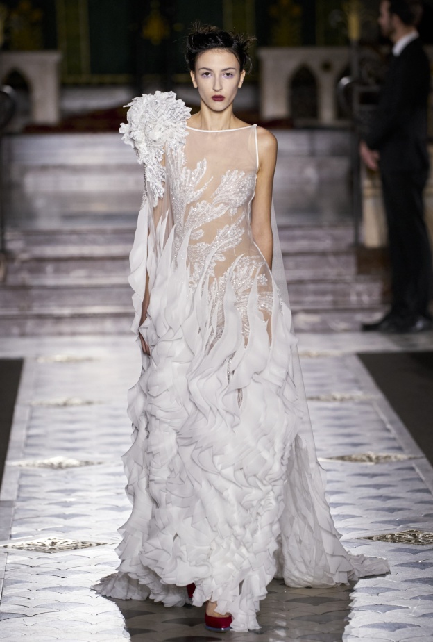 فساتين زفاف بكايب طويل لإطلالات عرائسية استثنائية هذا الخريف