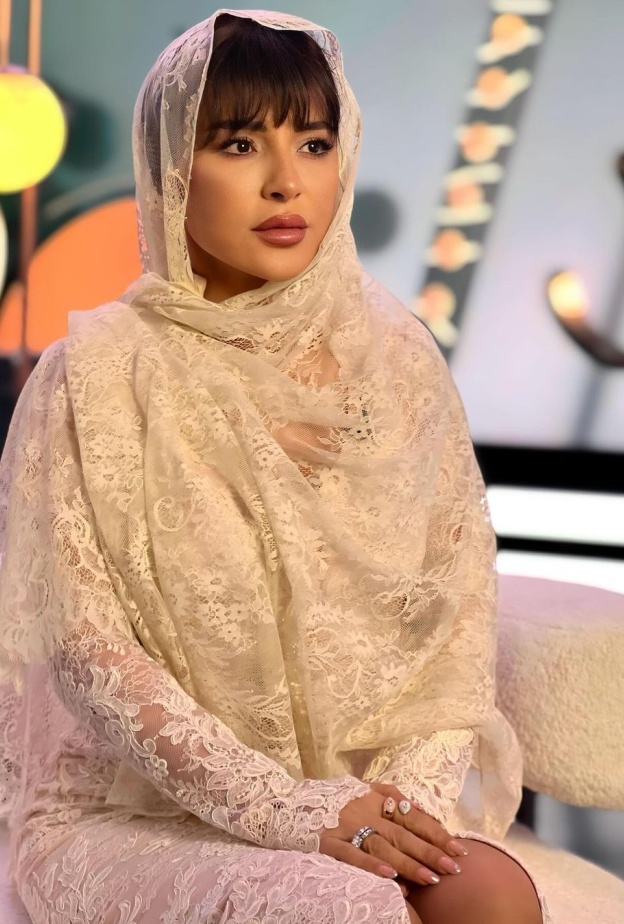 ماغي ابو غصن بإطلالة راقية من الدانتيل